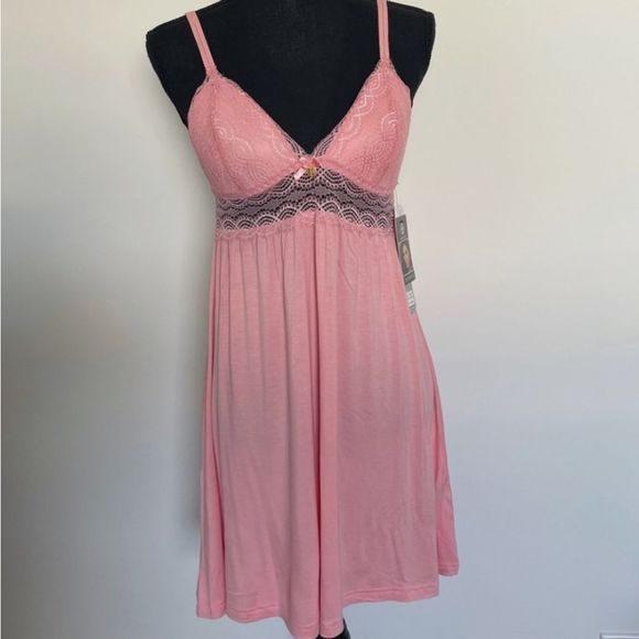 Daisy Fuentes Other - Daisy Fuentes Pink Lace Trim Padded Chemise